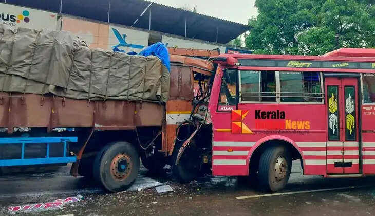 18 people were injured in a collision between a private bus and a goods lorry at Koodali.