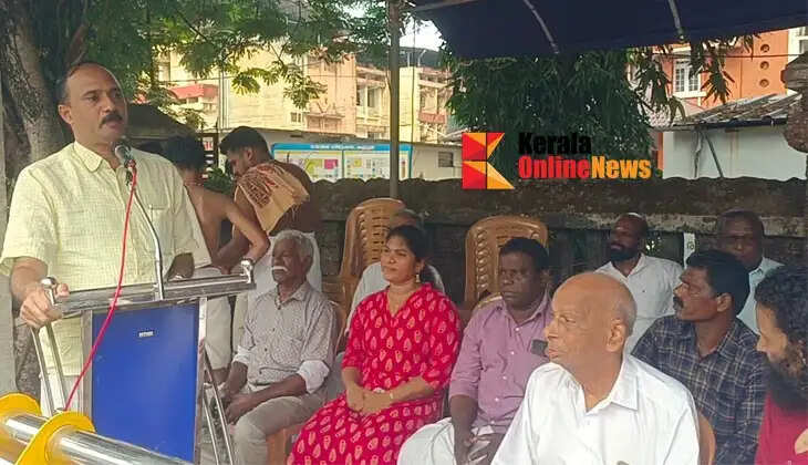 'Paricha,' an organization of Theyyam artists, staged a protest in front of the Kannur Collectorate.