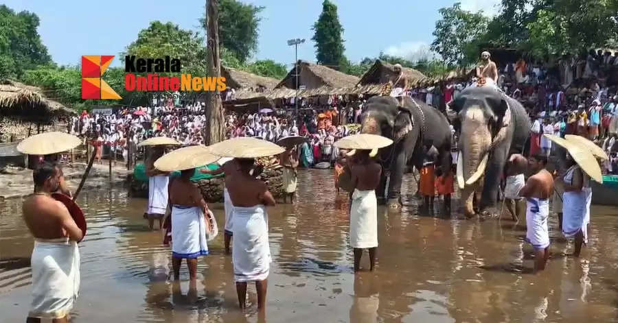A huge crowd of devotees thronged Kottiyur and the Ilaniratam concluded