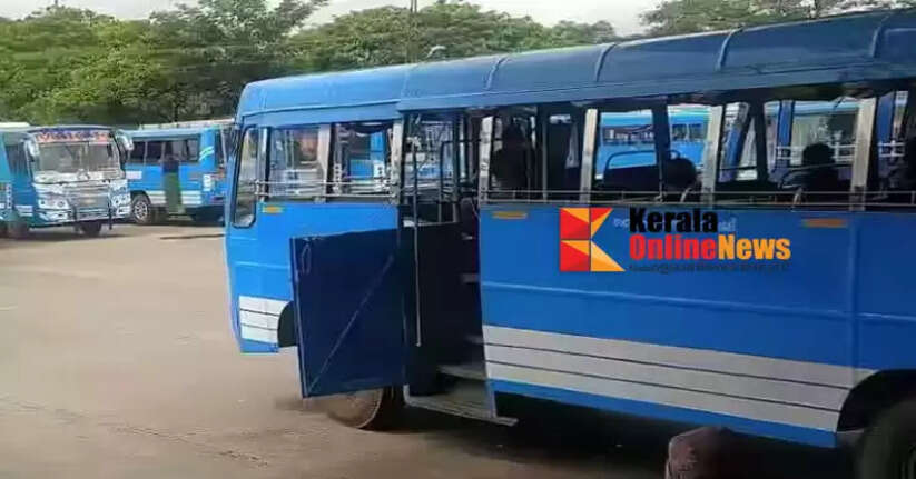 The bus staff rescued the woman who was confused inside the bus