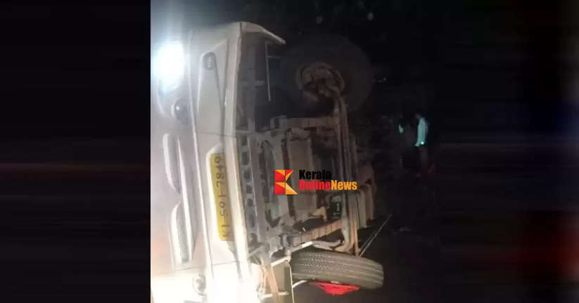 A mini bus carrying festival goers overturned in Kunnathurpadi: 11 people were injured