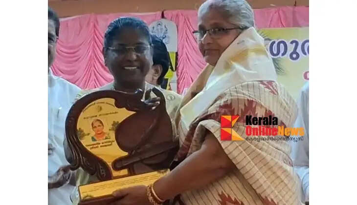 Kulappully Rajeshwariamma receives Kururamma Award