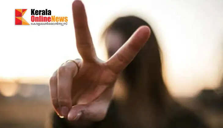 Is the 'peace' pose dangerous? Warning that fingerprints can be leaked from photos