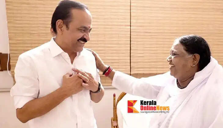 Opposition Leader V.D. Satheesan visits Amritanandamayi.