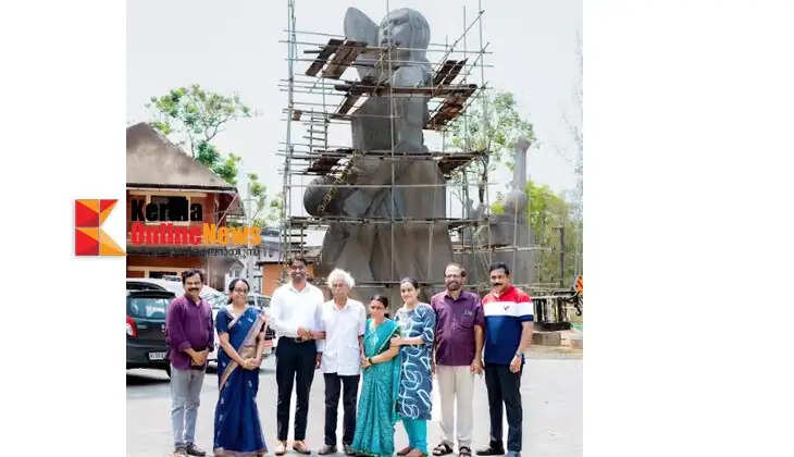 District Collector visited the Freedom Statue in the Kasaragod District Panchayat courtyard