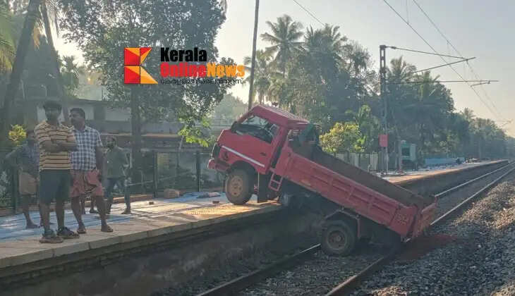 Tipper lorry overturns onto railway tracks at Mukkali; train traffic disrupted.