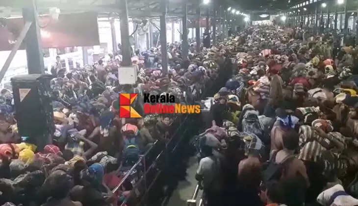 Huge crowd of devotees at Sabarimala which was opened for Makaravilak Utsav