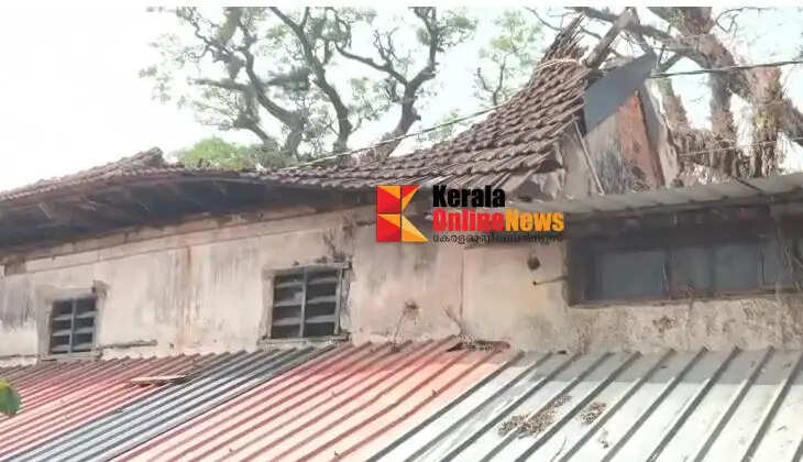 The roof of a building collapsed in Thalassery city.