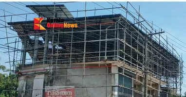 A worker falls into an electric line while working in Mottamprath, Pazhangadi, and dies tragically.