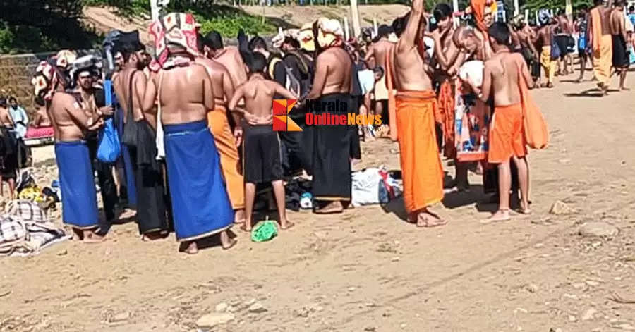 Stones pelted at the vehicle of Sabarimala pilgrims in Pathanamthitta