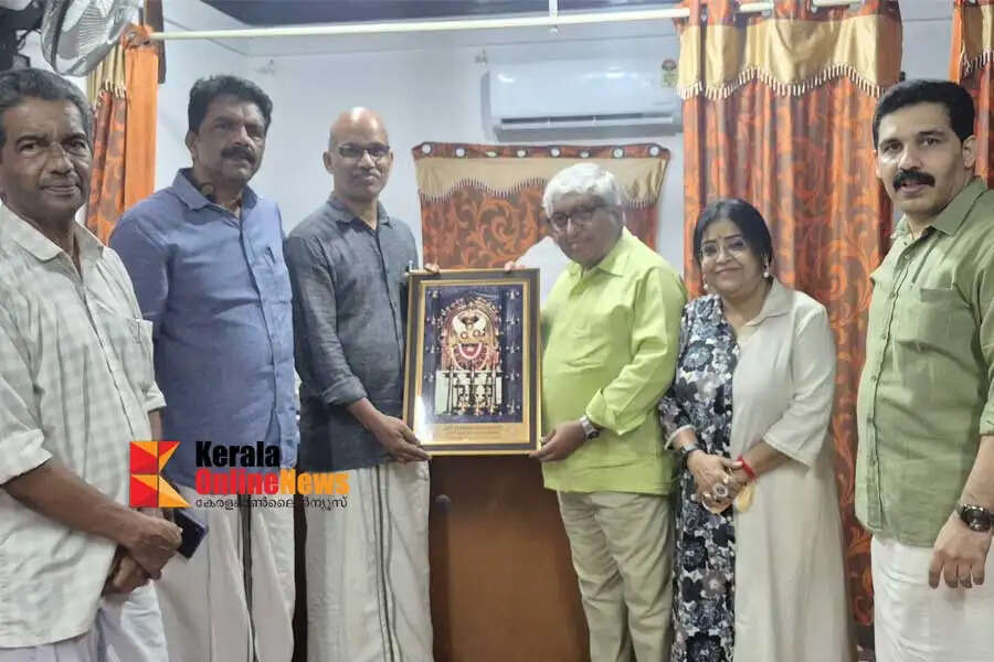 Kerala-High-Court-Chief-Justice-Soumin-Sen-visited-Rajarajeshwara-Temple.jpg