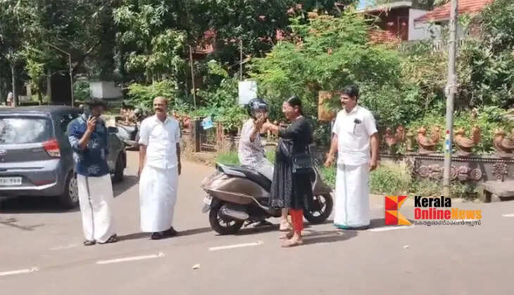 Elected representative takes to the streets to clear traffic congestion; Payyannur Municipal Councillor T.V. Rajitha sets an example.