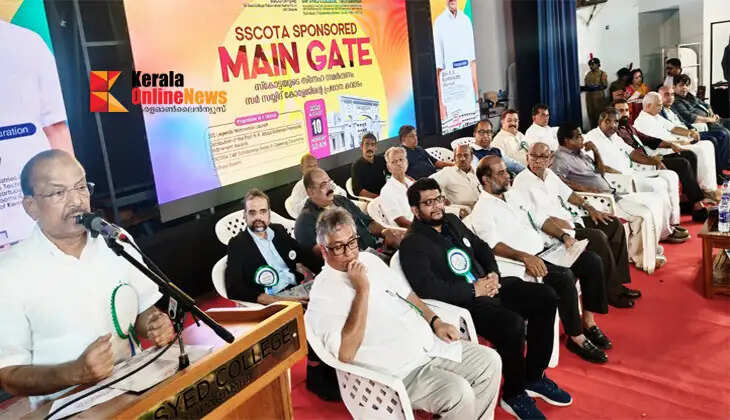 P.K. Kunhalikutty, Kerala's Minister for Industries and an alumnus, inaugurating the main gate at Sir Syed College, Taliparamba.