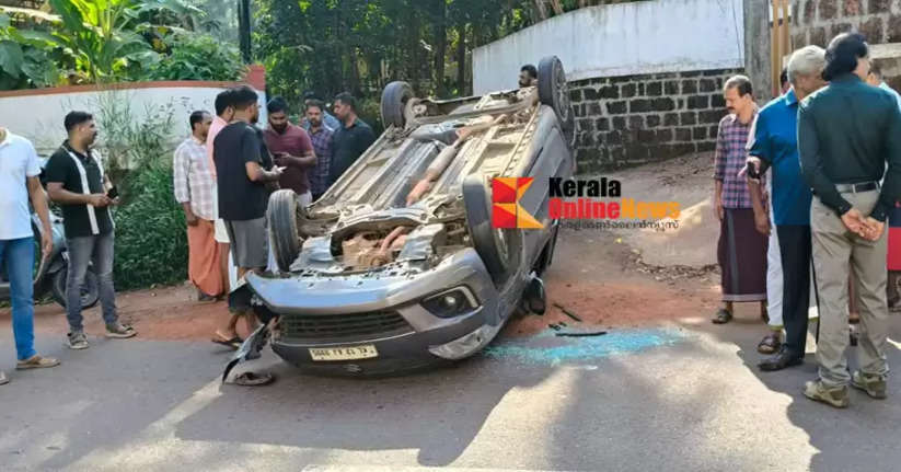 Cars collide in Peralassery: Passengers miraculously escape