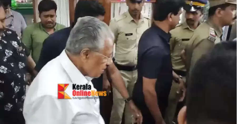 Chief Minister pinarayi vijayan on his first trip to Vande Bharat Heavy security at Kannur station