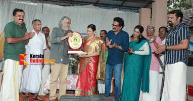 Chandran Kizhutalli Memorial Award presented to Kannur Sreelatha