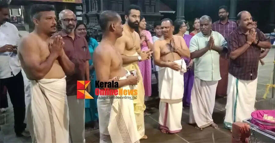 Actor-Unni-Mukundan-visits-Taliparamba-Raja-Rajeshwara-Temple.jpg