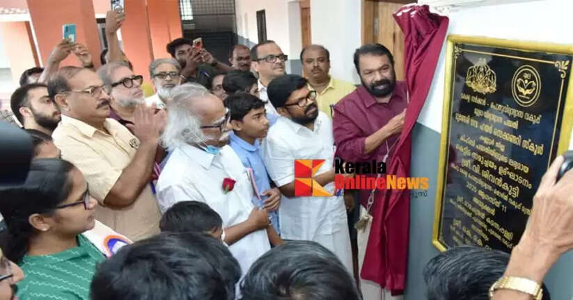  Minister V. Sivankutty inaugurated the KIIFB building complex at Munderi Govt. Higher Secondary School