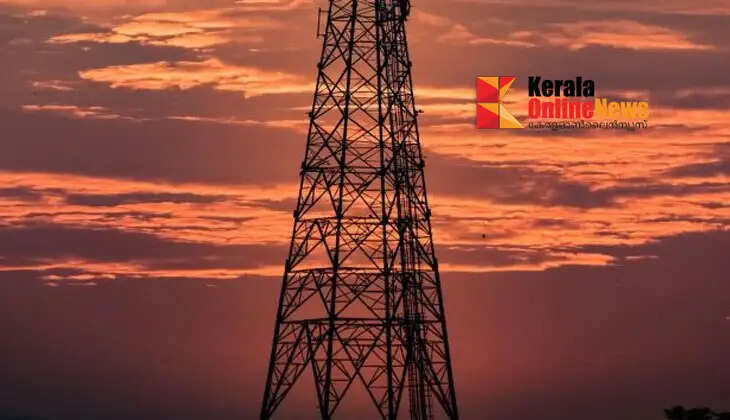 'I don't want to live with my husband, I want to go with my boyfriend'; Woman climbs 100-foot-tall mobile tower to protest