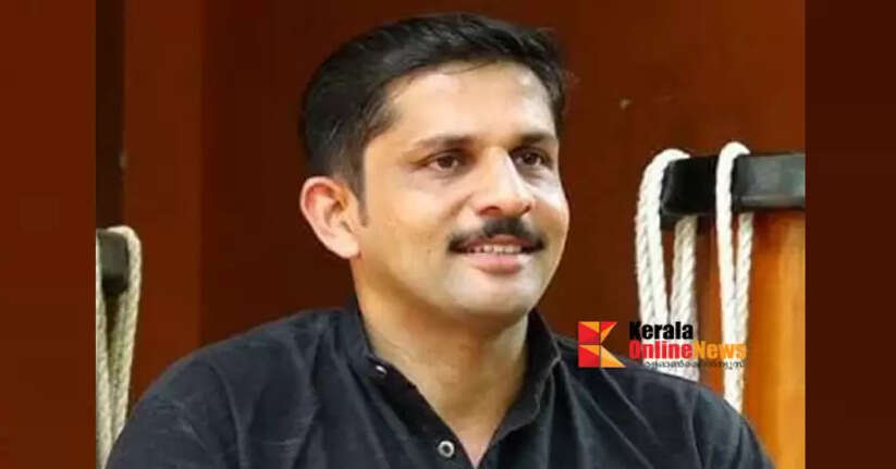 Chittanur Jayakrishnan receives Kuzhur Chandra Marar Memorial Vadyashree Award