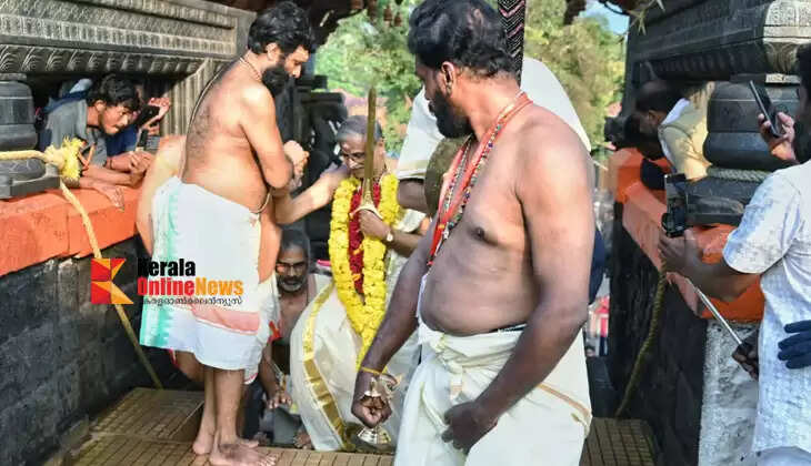 Pandalam received the royal representative to the shrine with due ceremony