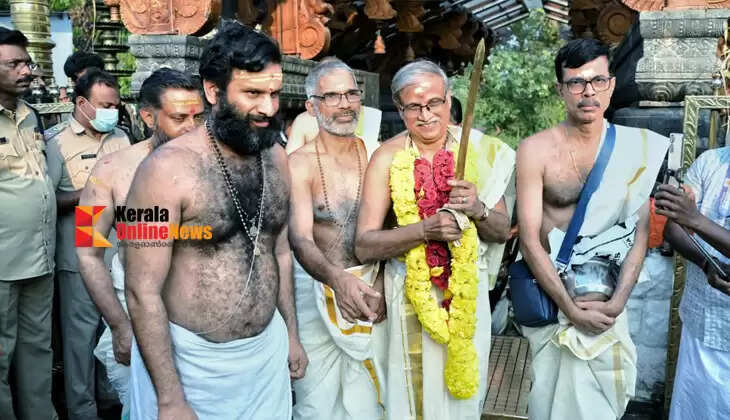 Pandalam received the royal representative to the shrine with due ceremony