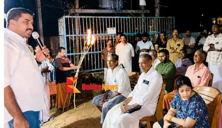 Youth Congress holds protest meeting after black oil was used on Gandhi statue in Kannur