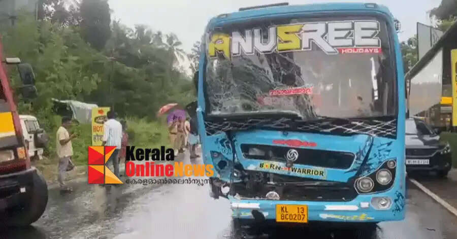 Road accident at Ramapuram, Cheruthazham, Kannur; 15 bus passengers injured in collision between parcel lorry and bus