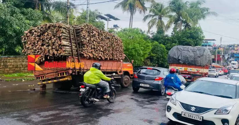 A lorry carrying timber got stuck on the road in Pazhayaangadi yesterday, disrupting traffic.