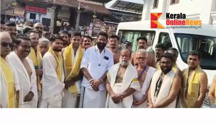 Indian cricketers wearing mundu and melmundu; offered darshan at Padmanabhaswamy temple
