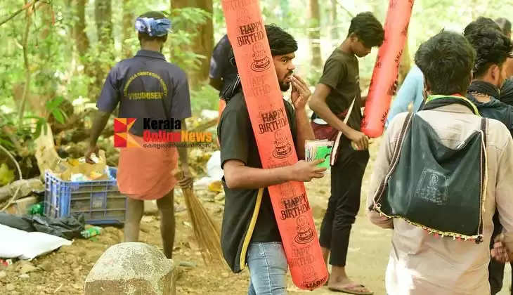 Illegal trade encroached on Sabarimala Swami Ayyappan Road  Authorities turn a blind eye