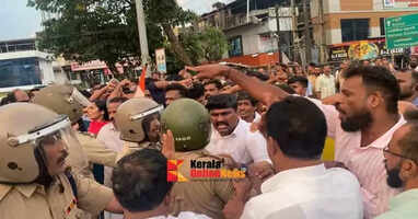 Youth Congress roadblock in Kannur pazhayangadi leads to clash with police