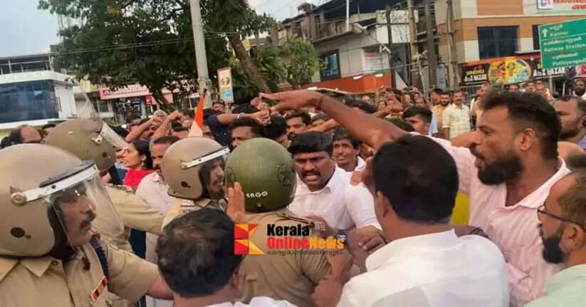 Youth Congress roadblock in Kannur pazhayangadi leads to clash with police