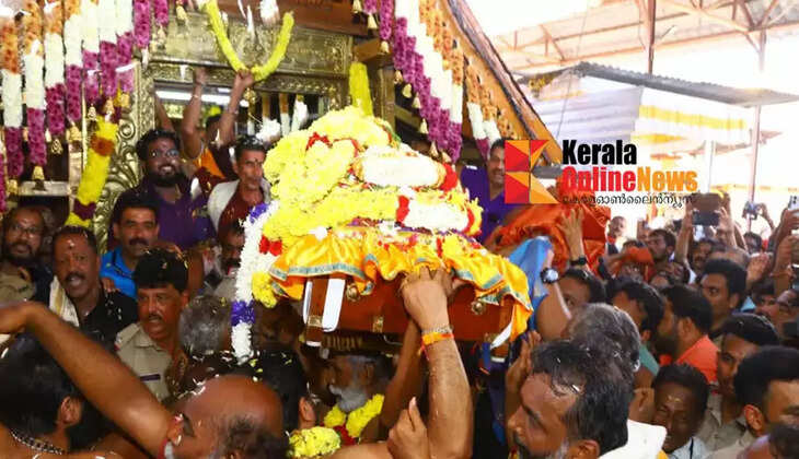 Makaravilakku: The Thiruvabharanam procession to pay homage to the Sabarimala Ayyappa idol began from the Valiyakoikkal Shasta temple in Pandalam.