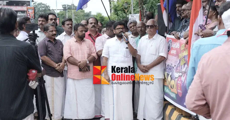 Where is the expatriate pension, government?! Kerala expatriate group Kannur District Committee held a protest march to Kannur Collectorate.
