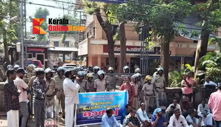 Protest against the hounding of CPI leader Komath Muraleedharan on false charges; Mantham Kund Residents Association activists staged a march and dharna at the police station