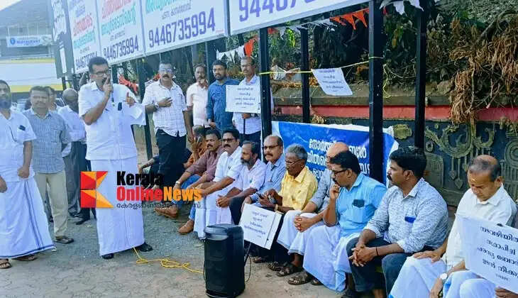 Passengers staged a sit-in protest at Kannur Railway Station against the installation of an advertisement board that encroached upon the footpath.