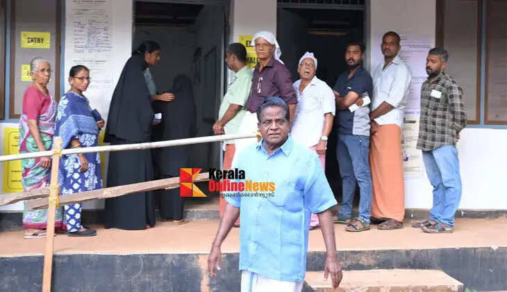 Taliparamba constituency UDF independent candidate T.K. Govindan casts his vote