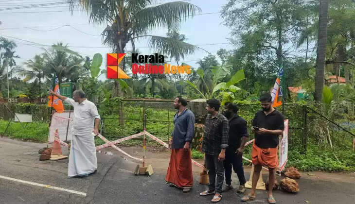 Damaged road; BJP Kankol Alappuzha committee protested by planting bananas on PWD road