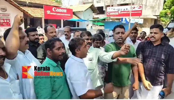 K. Sudhakaran will be welcomed in Kannur: Activists burst crackers in the DCC office premises