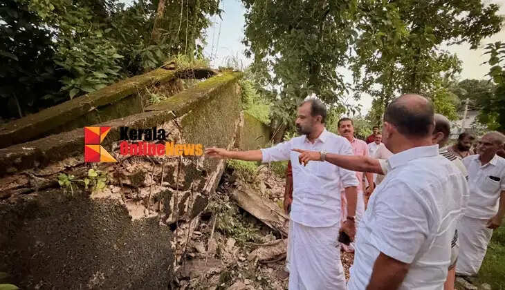 Pazhassi overhead canal collapses at Varam; major disaster averted.