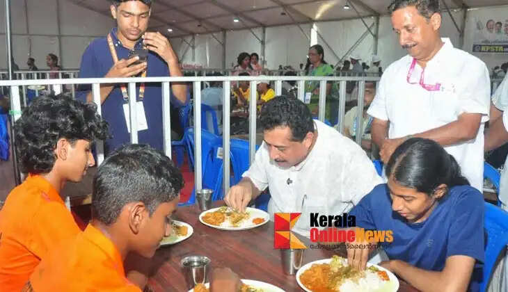 State School Sports Meet: Education Minister sits with children and shares a meal