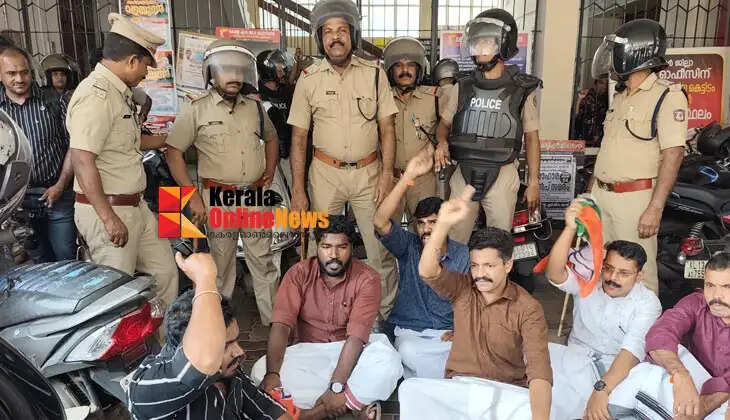 Appointments should be made immediately to candidates on the rank list; Yuva Morcha blockades PSC office in Kannur in protest against backdoor appointments