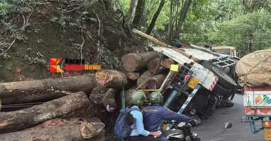 A timber lorry overturned on a pass in Thamarassery, and another lorry's tire burst; massive traffic jam