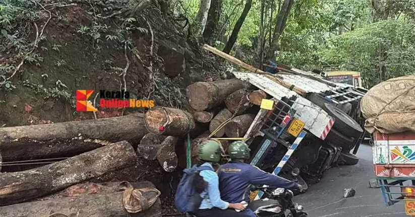 A timber lorry overturned on a pass in Thamarassery, and another lorry's tire burst; massive traffic jam