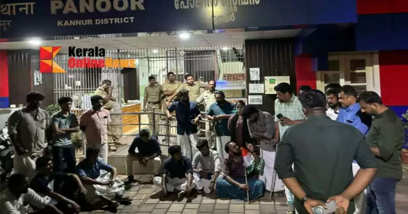 Case registered against SFI activists for breaking into Congress office in Panur and burning flag