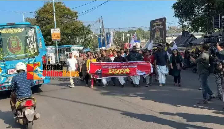 Protest against Kannur Mayor: DYFI activists jump over corporation wall