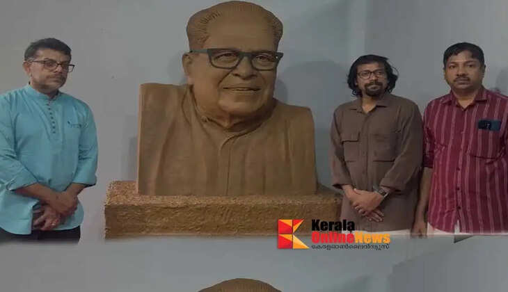 Sculptor-Unni-Kanayi-creates-a-bust-of-vs-achuthanandan-VS-son-visits-to-see-it.jpg