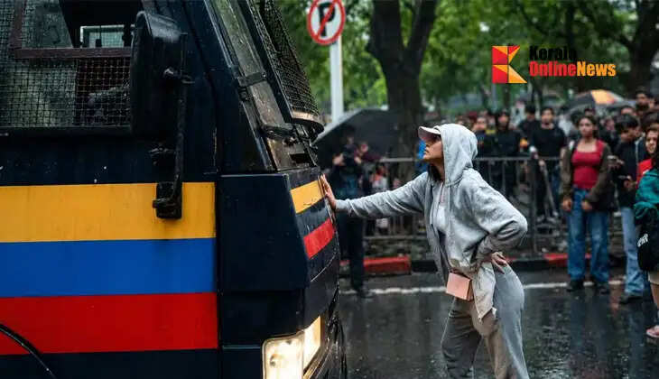 A young woman&rsquo;s solo protest&mdash;blocking a police van carrying students who had been protesting in Mumbai&mdash;has earned her the title of &lsquo;role model&rsquo; on social media.