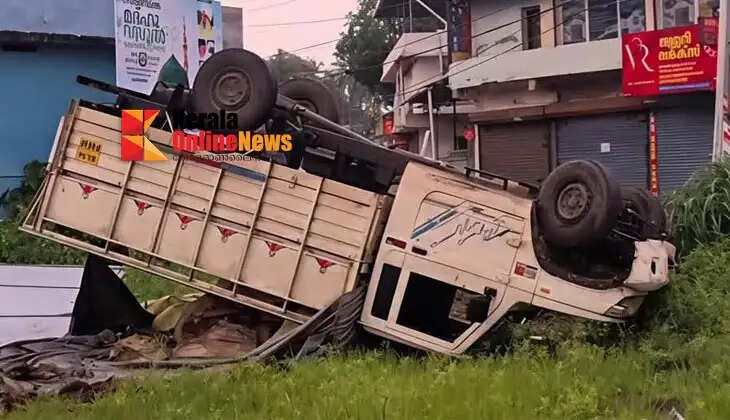 A pickup van transporting sacks of 'Hans'&mdash;a banned tobacco product&mdash;overturned in Thrissur.